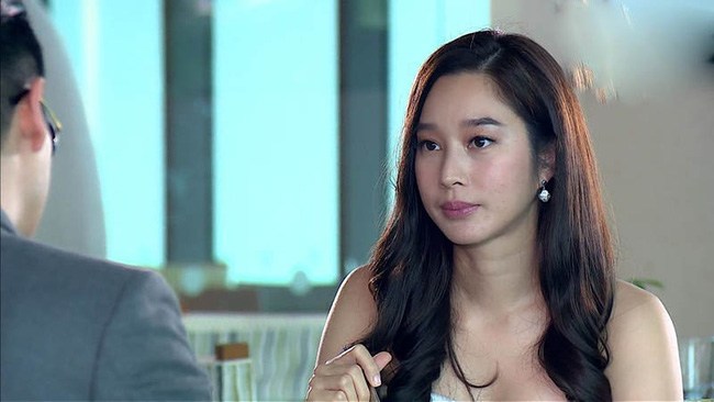 Cuối tuần lên phố đi chơi với bạn bè, tôi gặp sếp và phản ứng bất ngờ của anh sau đó khiến tôi ngượng đỏ mặt