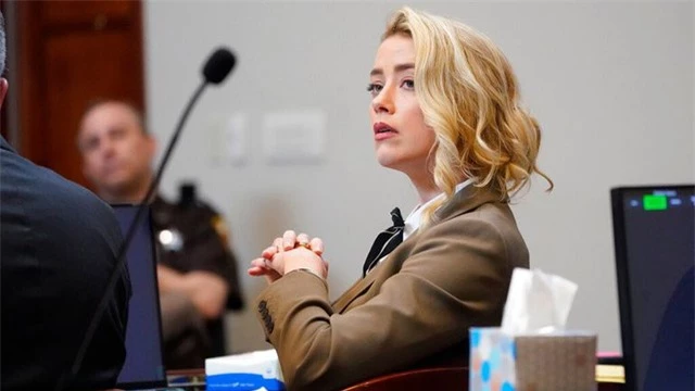 Amber Heard mất việc trị giá khoảng 50 triệu USD vì vụ kiện với Johnny Depp - Ảnh 1.