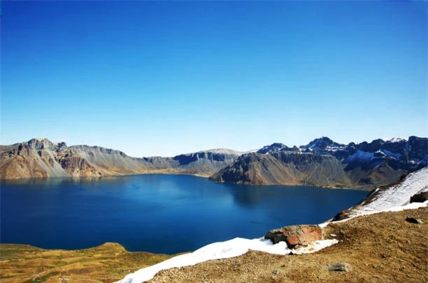 Bí ẩn hồ Thiên Trì bao quanh toàn núi, không có nguồn nước chảy vào, trữ lượng 2 tỷ tấn - Ảnh 3.