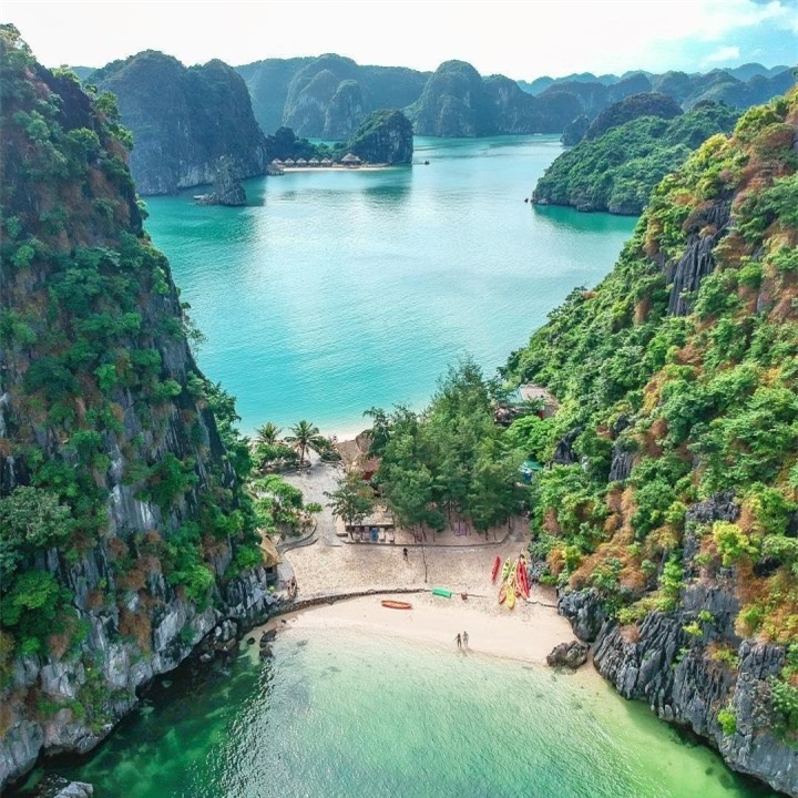 Hòn đảo độc nhất Việt Nam với 2 bãi biển đối diện cách nhau chỉ vài bước chân - 1