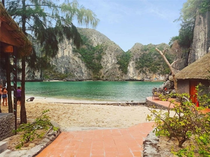 Hòn đảo độc nhất Việt Nam với 2 bãi biển đối diện cách nhau chỉ vài bước chân - 10