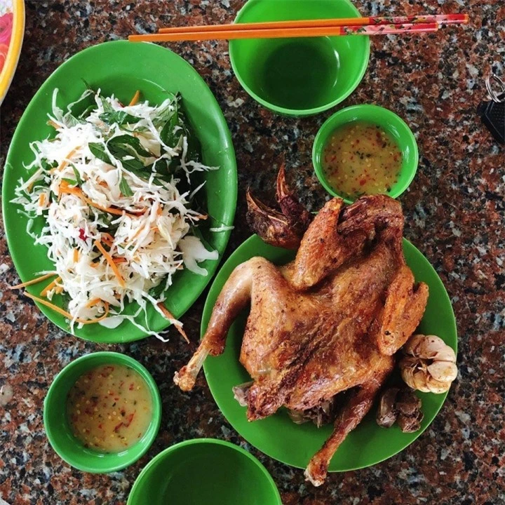 Món gà ướp gia vị lạ ở An Giang, khách phải chờ cả tiếng mới được thưởng thức - 7