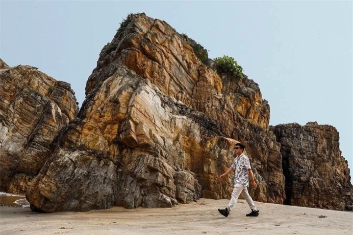 Ngắm ‘mê cung’ đá sừng sững vươn ra đại dương ở bãi biển độc nhất Quảng Bình - 10