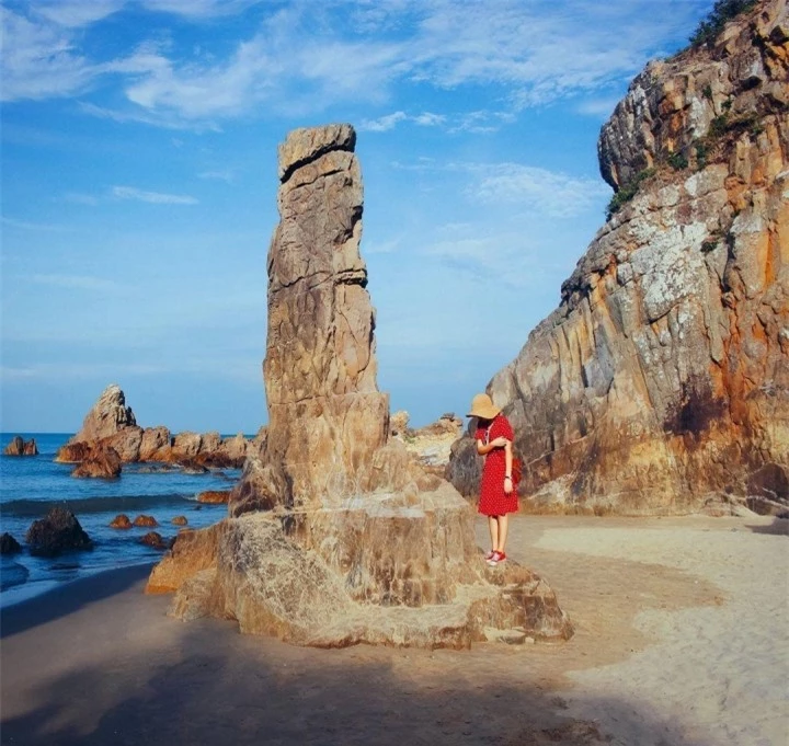 Ngắm ‘mê cung’ đá sừng sững vươn ra đại dương ở bãi biển độc nhất Quảng Bình - 11