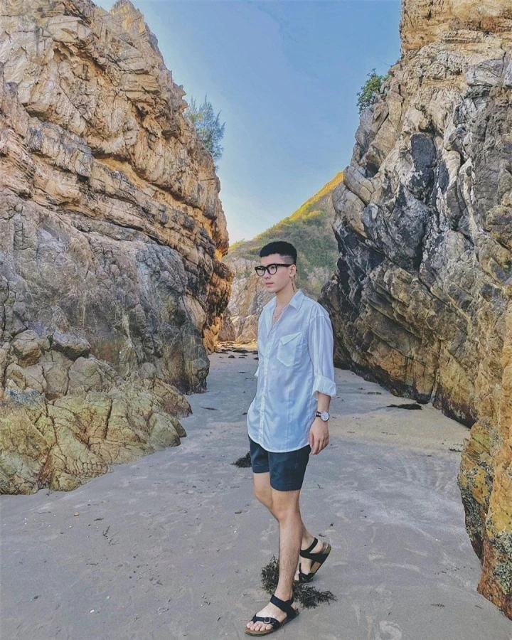 Ngắm ‘mê cung’ đá sừng sững vươn ra đại dương ở bãi biển độc nhất Quảng Bình - 13