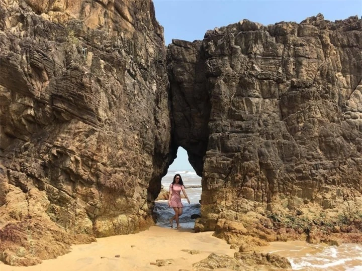 Ngắm ‘mê cung’ đá sừng sững vươn ra đại dương ở bãi biển độc nhất Quảng Bình - 14