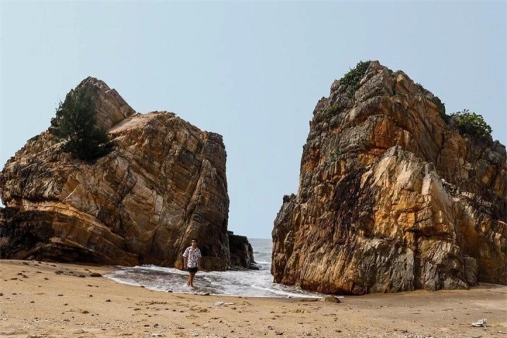 Ngắm ‘mê cung’ đá sừng sững vươn ra đại dương ở bãi biển độc nhất Quảng Bình - 15