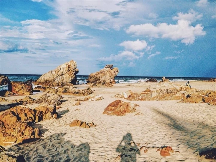 Ngắm ‘mê cung’ đá sừng sững vươn ra đại dương ở bãi biển độc nhất Quảng Bình - 2