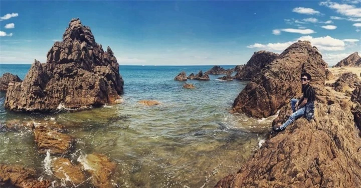 Ngắm ‘mê cung’ đá sừng sững vươn ra đại dương ở bãi biển độc nhất Quảng Bình - 6