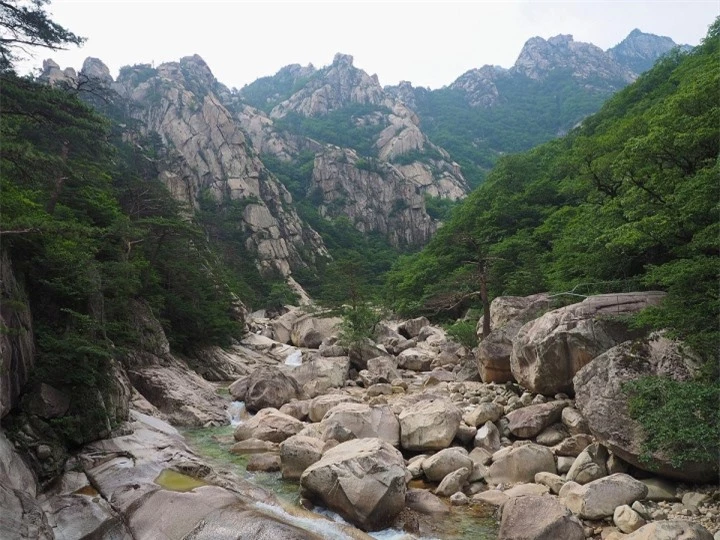 Thắng cảnh đẹp bậc nhất Triều Tiên với truyền thuyết tiên giáng trần nổi tiếng - 1
