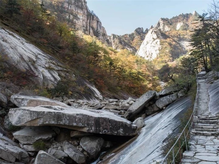 Thắng cảnh đẹp bậc nhất Triều Tiên với truyền thuyết tiên giáng trần nổi tiếng - 2