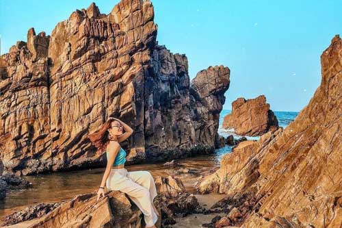 Ngắm ‘mê cung’ đá sừng sững vươn ra đại dương ở bãi biển độc nhất Quảng Bình