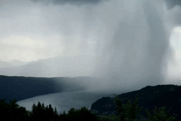 Bí ẩn hồ Thiên Trì bao quanh toàn núi, không có nguồn nước chảy vào, trữ lượng 2 tỷ tấn