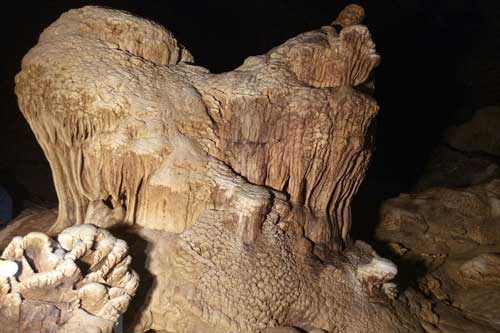 Khám phá vẻ đẹp hoàn mỹ của hang Thẳm Khến, Điện Biên