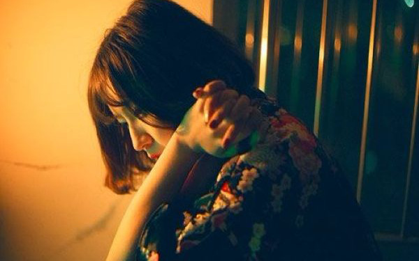 Vô tình chạm mặt người yêu cũ của chồng, nhìn thứ cô ấy cầm trên tay mà tôi chao đảo