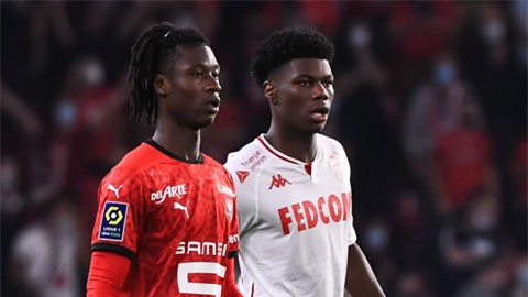 Từng là đối thủ ở Ligue 1, mùa tới Tchouameni (phải) và Camavinga sẽ đá cặp ở tuyến tiền vệ của Real ở mùa tới