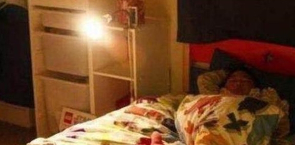 Con gái 6 tuổi ngủ riêng một phòng nhưng đêm nào cũng than giường đông lắm, bà mẹ bí mật lắp camera, bật khóc khi thấy cảnh trước mặt