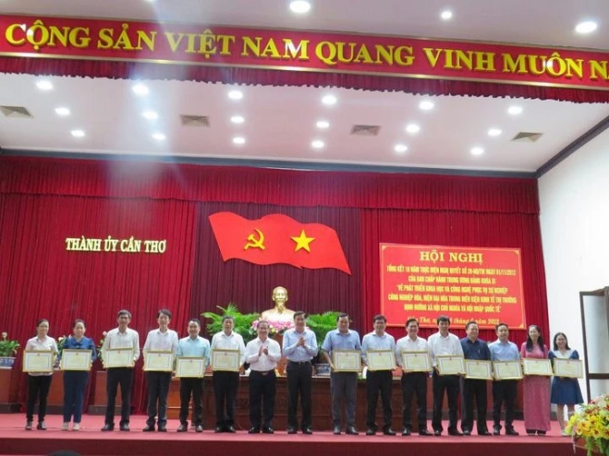 Ông Trần Việt Trường - Chủ tịch UBND TP Cần Thơ, trao Bằng khen của TP Cần Thơ cho các tập thể. 