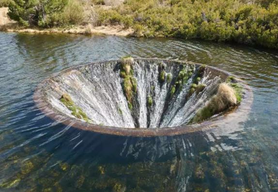 Hố nước sâu hun hút được ví như 'đường đến địa ngục'