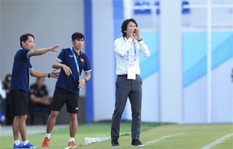 HLV Gong Oh Kyun chỉ đạo chiến thuật trong trận U23 Việt Nam hòa U23 Hàn Quốc Ảnh: CTV