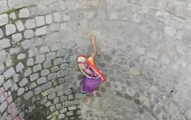 Phụ nữ Ấn Độ mạo hiểm trèo xuống giếng sâu 9m lấy nước