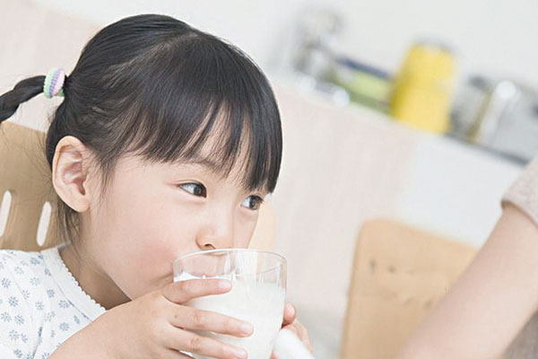 Mẹ tuyệt đối không cho con ăn sáng theo cách dưới đây