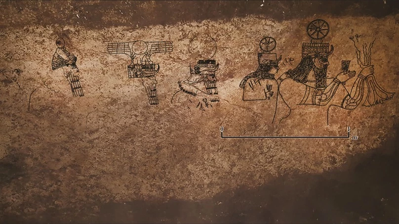 Bảng điều khiển lễ rước thần thánh Başbük với các hình vẽ nhân vật diễn giải được xếp chồng lên nhau.