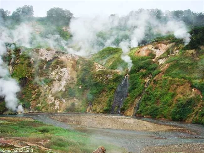 Mê mẩn ngắm những ngọn đồi phun &quot;khói trắng&quot; đẹp như tiên cảnh ở xứ bạch dương, kỳ ảo ngỡ chỉ có trong cổ tích - Ảnh 1.