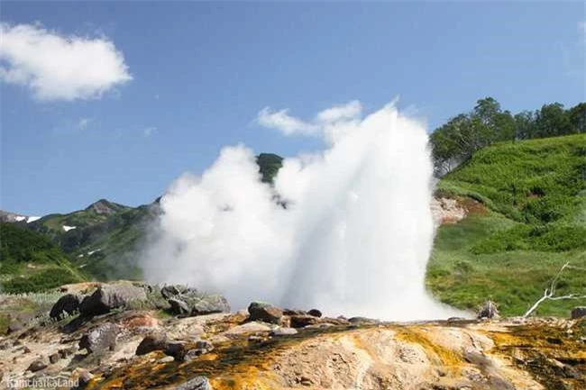 Mê mẩn ngắm những ngọn đồi phun &quot;khói trắng&quot; đẹp như tiên cảnh ở xứ bạch dương, kỳ ảo ngỡ chỉ có trong cổ tích - Ảnh 2.