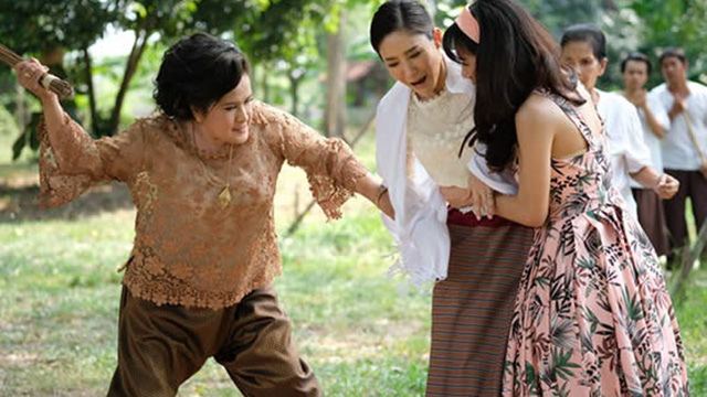 Mới sinh con được mẹ đẻ lên chăm cháu nào ngờ bị mẹ chồng chèn ép mắng mỏ luôn cả bà thông gia