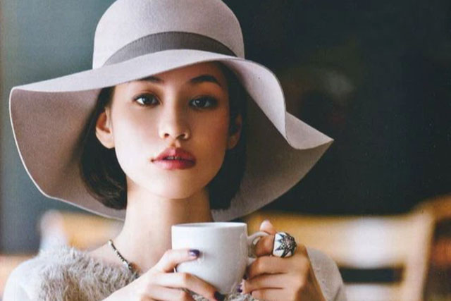 Nghe mọi người khen chồng đẹp trai phong độ mà tôi cười khổ nghĩ thầm nếu ai rước giúp thì sẽ nhường luôn