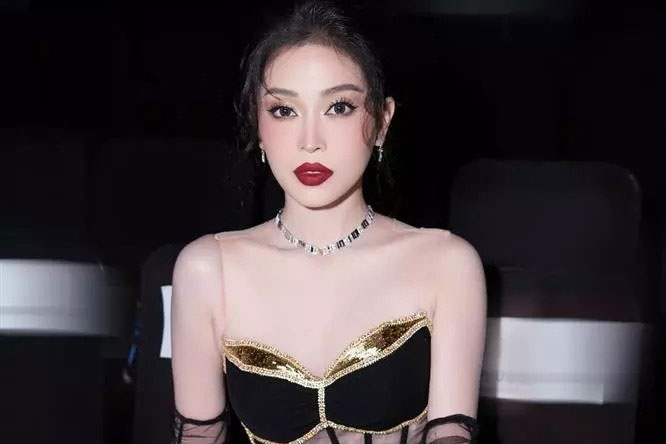 Phương Nga mặc hở lên thảm đỏ, Bình An ngơ ngác 'không nhận ra'