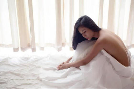 Sau đêm đầu tiên nồng nàn với bạn trai, sáng tỉnh dậy tôi giật mình khi thấy một vật trong thùng rác