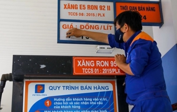 Giá xăng lại tăng mạnh, lập kỉ lục 32.370 đồng/lít