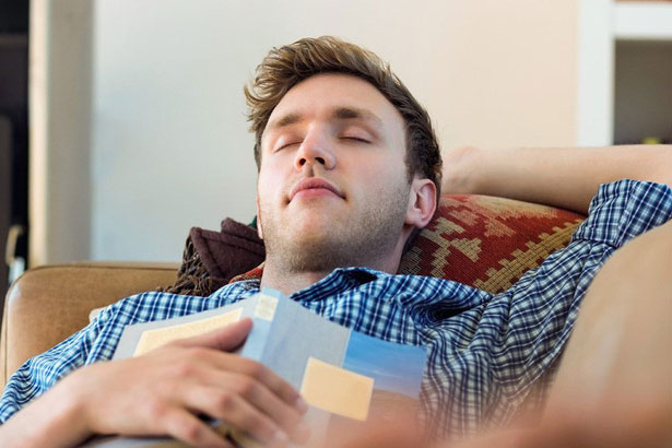 Ngủ trưa mang lại cho bạn lợi ích cực lớn nhưng bạn cần lưu ý 2 điều này để có giấc ngủ chất lượng.