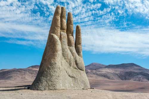 Bàn tay khổng lồ vươn lên từ hư không - điểm check-in ấn tượng giữa sa mạc