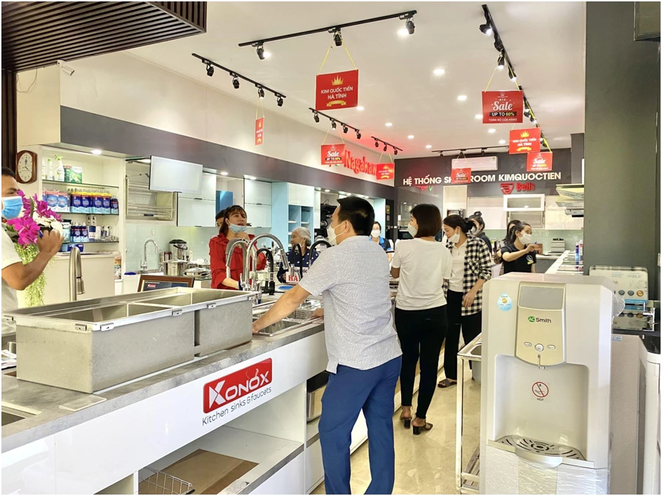 Khách hàng tới trải nghiệm tại showroom KimQuocTien