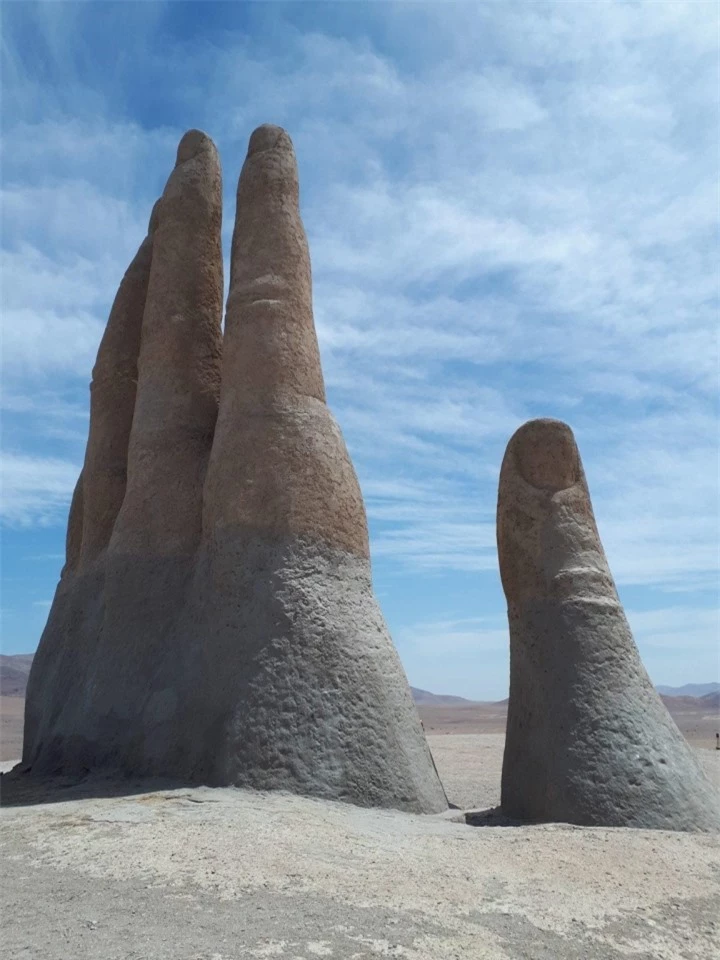 Bàn tay khổng lồ vươn lên từ hư không - điểm check-in ấn tượng giữa sa mạc - 5