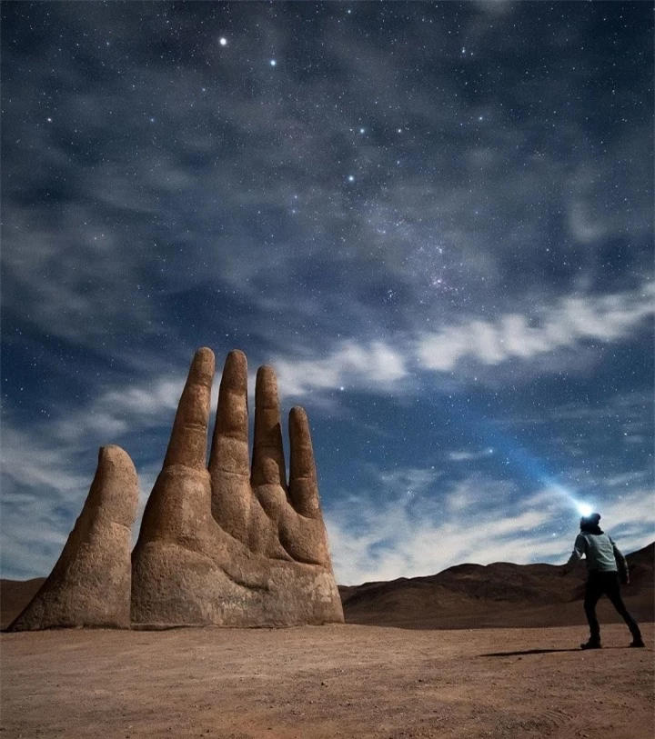 Bàn tay khổng lồ vươn lên từ hư không - điểm check-in ấn tượng giữa sa mạc - 6