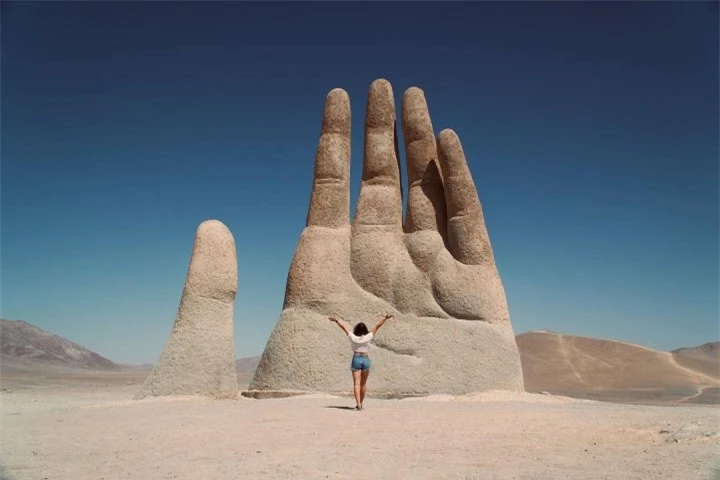 Bàn tay khổng lồ vươn lên từ hư không - điểm check-in ấn tượng giữa sa mạc - 9