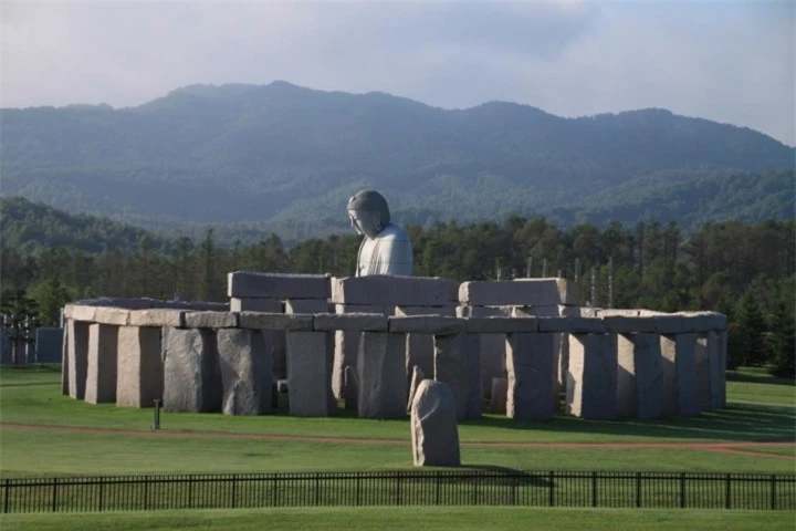 Cận cảnh vẻ đẹp như phim viễn tưởng bên trong nghĩa trang độc đáo ở Nhật Bản - 3