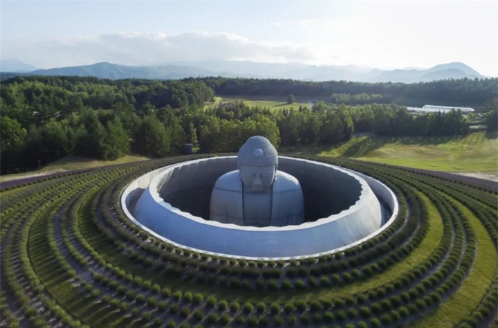 Cận cảnh vẻ đẹp như phim viễn tưởng bên trong nghĩa trang độc đáo ở Nhật Bản - 4
