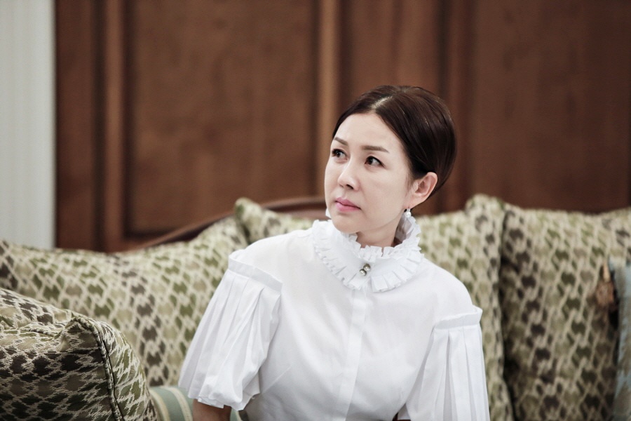 Mẹ chồng dặn mua hoa cúng giỗ, tôi xách về một bó thơm ngào ngạt nhưng lại bị bà ném thẳng xuống ao