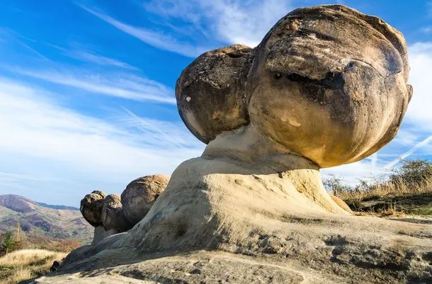 Những viên đá bí ẩn này được tìm thấy ở Romania, phát triển, di chuyển và thậm chí là sinh sản