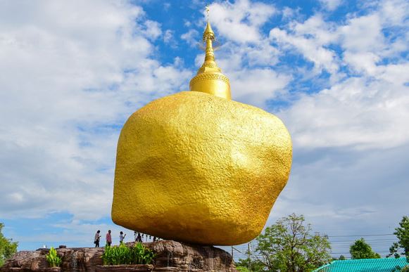 Lạ kỳ hòn đá khổng lồ dát vàng, nằm cheo leo trên vách núi hàng nghìn năm nhờ... 1 sợi tóc