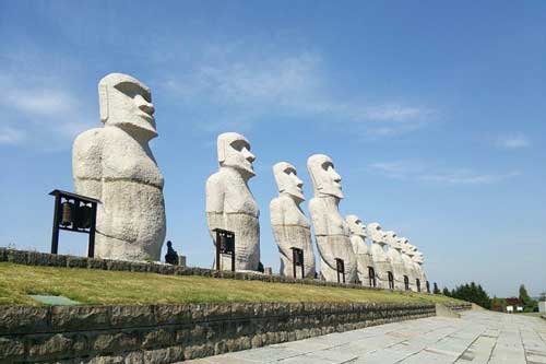 Cận cảnh vẻ đẹp như phim viễn tưởng bên trong nghĩa trang độc đáo ở Nhật Bản