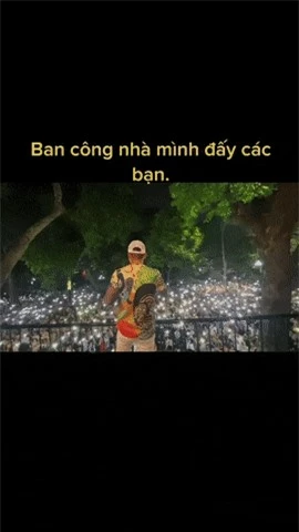 Concert 0 đồng độc nhất Vpop: Nam ca sĩ mở ban công ra là sân khấu, người qua đường bật flash hóa thành fan - Ảnh 2.