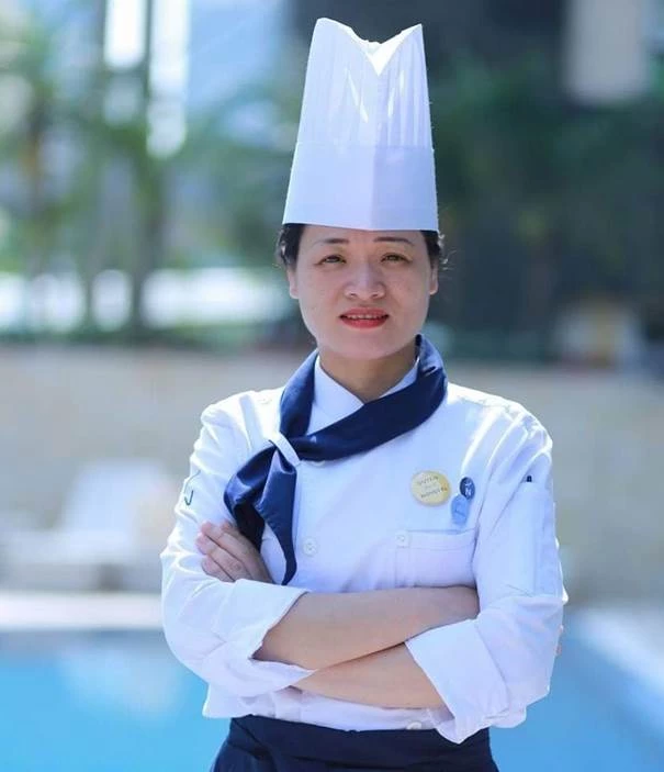 Chef Nguyễn Thị Ngọc Quyên - Bếp trưởng tại Khách sạn Movempick Hà Nội.