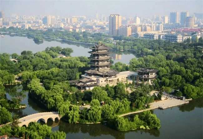 Hiện tượng lạ ở hồ nước đẹp như phim cổ trang ở Trung Quốc: Ếch nơi đây không bao giờ kêu vì 3 nguyên nhân - Ảnh 1.