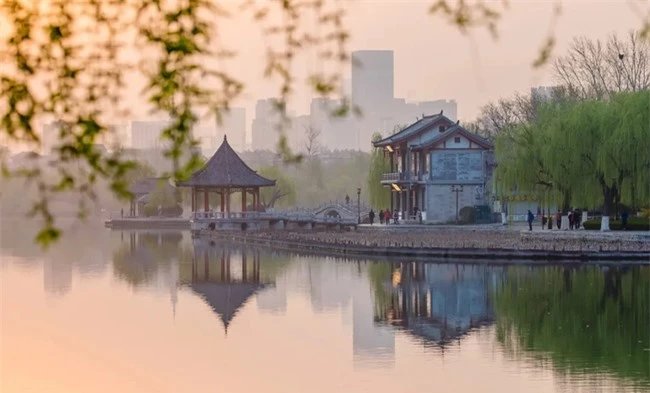 Hiện tượng lạ ở hồ nước đẹp như phim cổ trang ở Trung Quốc: Ếch nơi đây không bao giờ kêu vì 3 nguyên nhân - Ảnh 7.
